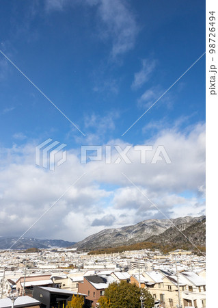 冬の雪の積もった日の宇治市御蔵山から臨む山科方面の景色 冬の雪の積もった日の宇治市御蔵山から臨む山科方面の景色 98726494