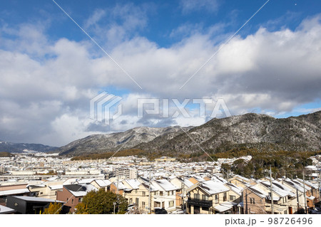 冬の雪の積もった日の宇治市御蔵山から臨む山科方面の景色 冬の雪の積もった日の宇治市御蔵山から臨む山科方面の景色 98726496