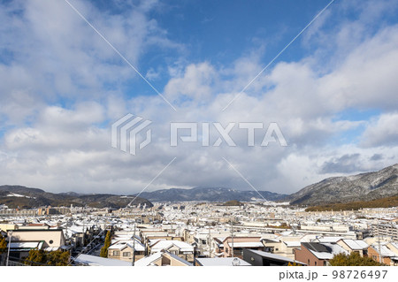 冬の雪の積もった日の宇治市御蔵山から臨む山科方面の景色 冬の雪の積もった日の宇治市御蔵山から臨む山科方面の景色 98726497