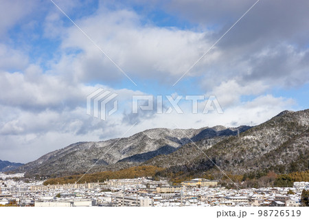冬の雪の積もった日の宇治市御蔵山から臨む山科方面の景色 冬の雪の積もった日の宇治市御蔵山から臨む山科方面の景色 98726519