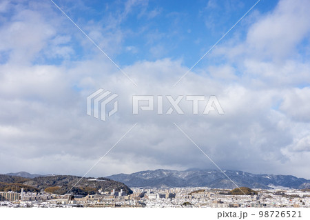 冬の雪の積もった日の宇治市御蔵山から臨む山科方面の景色 冬の雪の積もった日の宇治市御蔵山から臨む山科方面の景色 98726521
