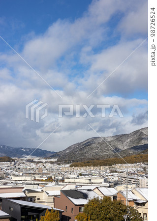 冬の雪の積もった日の宇治市御蔵山から臨む山科方面の景色 98726524
