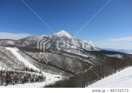 2022年冬の福島県のアルツ磐梯スキー場からの磐梯山 98726573