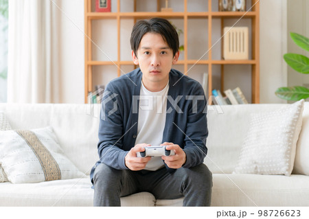 ゲーム　趣味　熱中　男性 98726623
