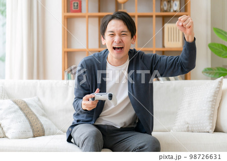 ゲーム　趣味　熱中　男性 98726631