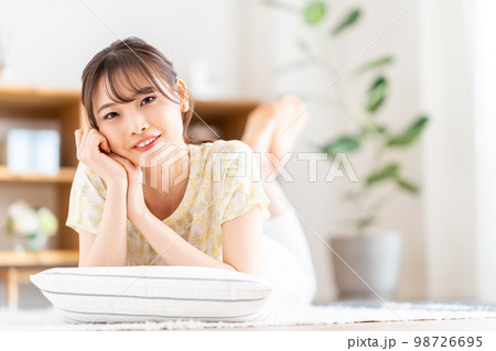 リビングでくつろぐ女性。 98726695