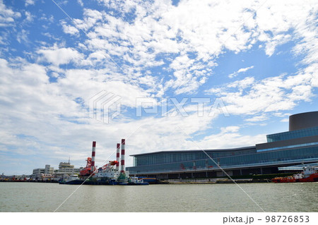 信濃川上から朱鷺メッセ方面を望む(新潟県) 信濃川上から朱鷺メッセ方面を望む(新潟県) 98726853