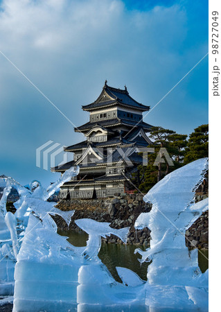 冬の国宝松本城と氷の彫刻 98727049