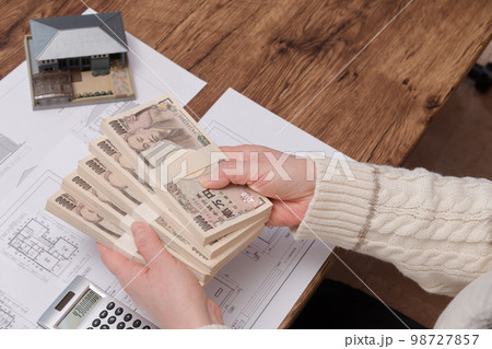 【マイホーム購入の計算をする主婦】 98727857