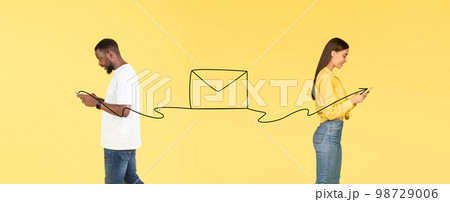 Online Communication. Black Man And White Woman Using Smartphones For Messaging 98729006