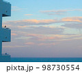 夕暮れ時の海とかもめ 98730554