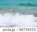 ビーチに寄せる波 98730555