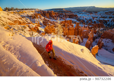Hike in winter Bryce 98732286