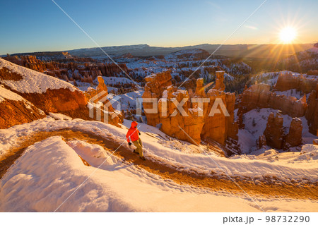 Hike in winter Bryce 98732290