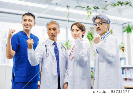 医療イメージ　医師  女医 98732577