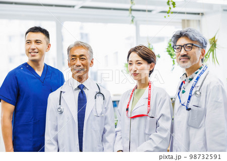 医療イメージ　医師  女医 98732591
