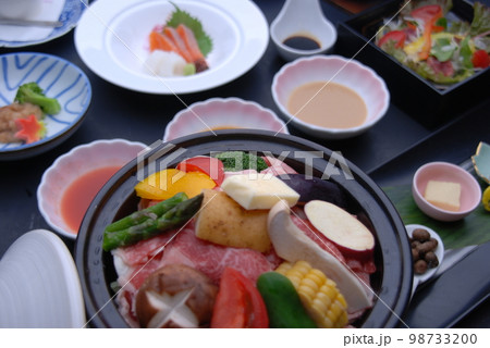 季節野菜のタジン鍋がメインの会席料理のイメージ 季節野菜のタジン鍋がメインの会席料理のイメージ 98733200