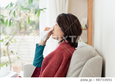 花粉症が辛いミドル女性 花粉症が辛いミドル女性 98733691