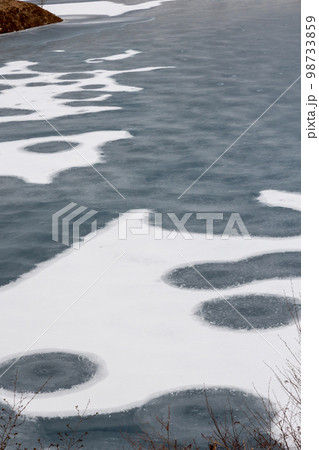 冬の湖　結氷した奥四万湖　群馬県四万温泉 98733859