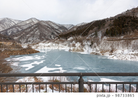 冬の湖　結氷した奥四万湖　群馬県四万温泉 98733865