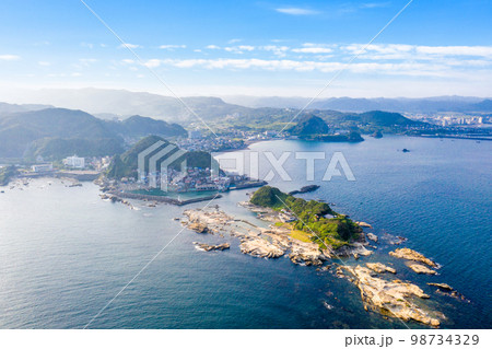 鴨川市街と仁右衛門島（千葉県鴨川市） 98734329