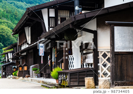 中山道　福島宿の町並み 98734405