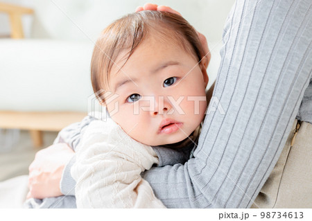 親子のふれあい　ママに甘える赤ちゃん 98734613