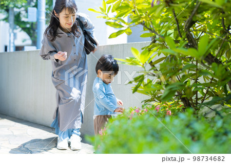 玄関　庭　お出かけする親子 98734682