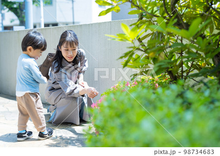 玄関　庭　お出かけする親子 98734683