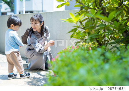 玄関　庭　お出かけする親子 98734684