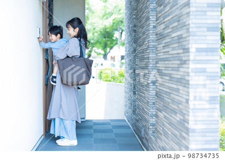 玄関 庭 お出かけする親子 玄関 庭 お出かけする親子 98734735
