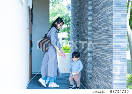 玄関　庭　お出かけする親子 98734739