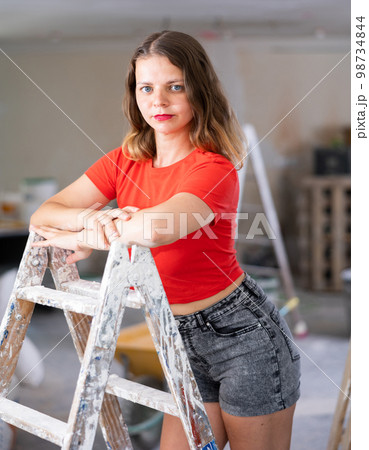 Young seductive woman posing in apartment during repair works 98734844