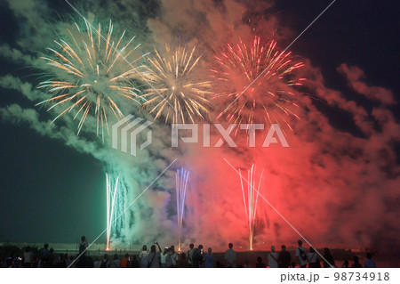 海辺で行われる夏花火(湘南ひらつか花火大会)観客入り横構図 海辺で行われる夏花火(湘南ひらつか花火大会)観客入り横構図 98734918