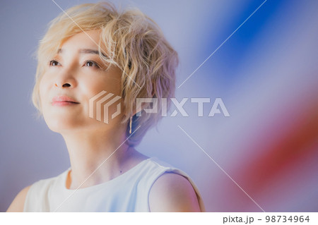 金髪のウィッグをつけたミドル女性 98734964