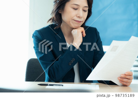 応募書類を見る人事担当者 98735189