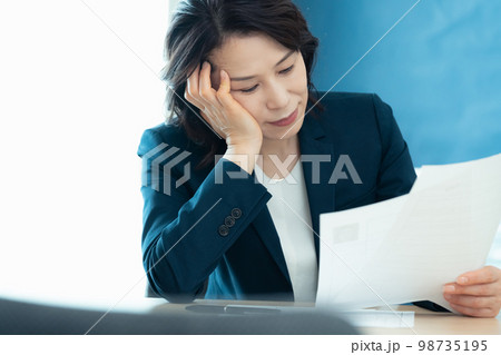 応募書類を見る人事担当者 98735195