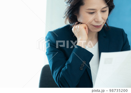 応募書類を見る人事担当者 応募書類を見る人事担当者 98735200