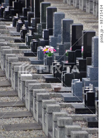 墓地イメージ　お墓の供花　縦構図 98735434