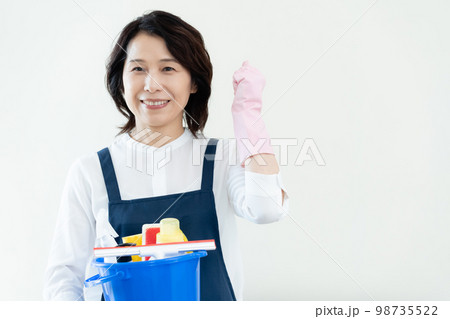家事代行をするミドル女性 98735522