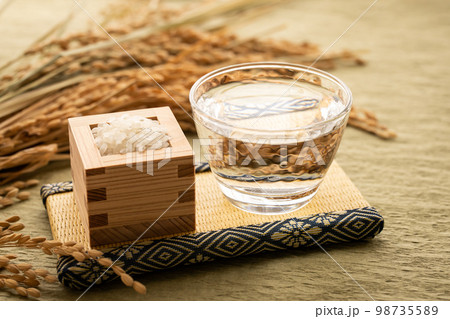 日本酒とお米の写真素材 98735589