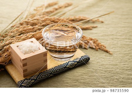 日本酒とお米の写真素材 98735590