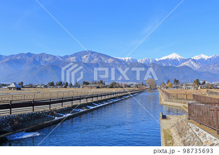 冬の安曇野 拾ヶ堰と北アルプス 冬の安曇野 拾ヶ堰と北アルプス 98735693