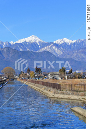 冬の安曇野 拾ヶ堰と北アルプス 冬の安曇野 拾ヶ堰と北アルプス 98735696