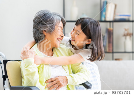おばあちゃんと孫娘 おばあちゃんと孫娘 98735731