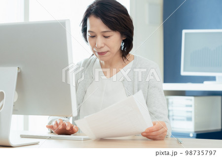 パソコン作業をするミドル女性 98735797