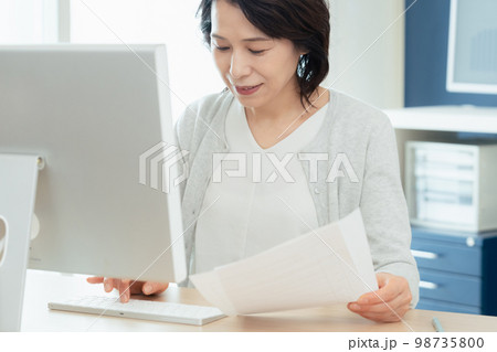 パソコン作業をするミドル女性 パソコン作業をするミドル女性 98735800
