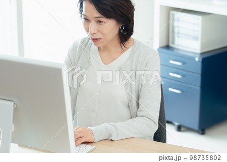 パソコン作業をするミドル女性 98735802