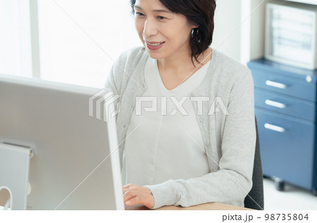 パソコン作業をするミドル女性 98735804
