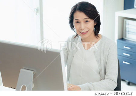 パソコン作業をするミドル女性 98735812
